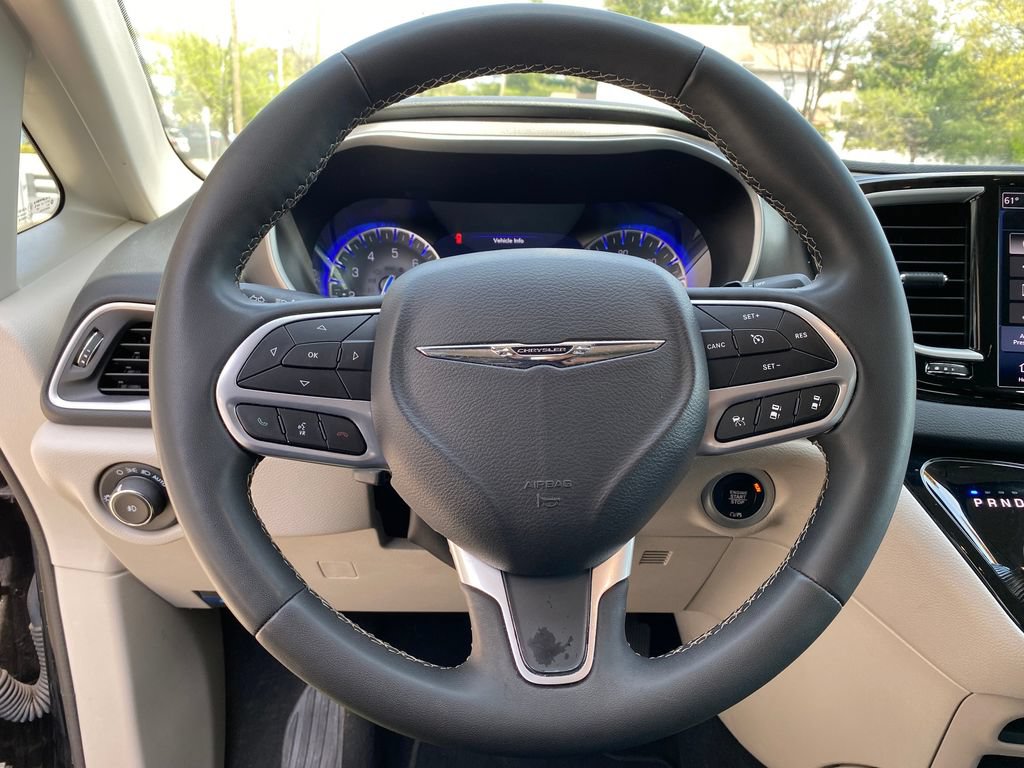 Used 2024 Chrysler Pacifica Touring-L FWD image 14
