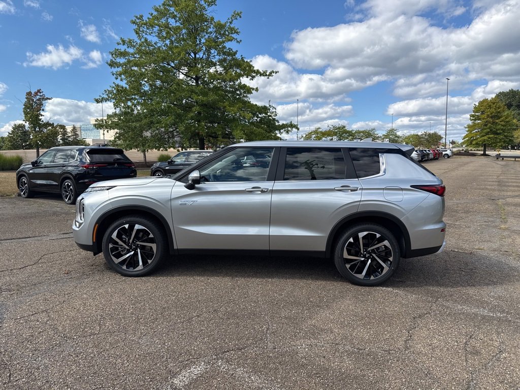 New 2025 Mitsubishi Outlander SE image 13