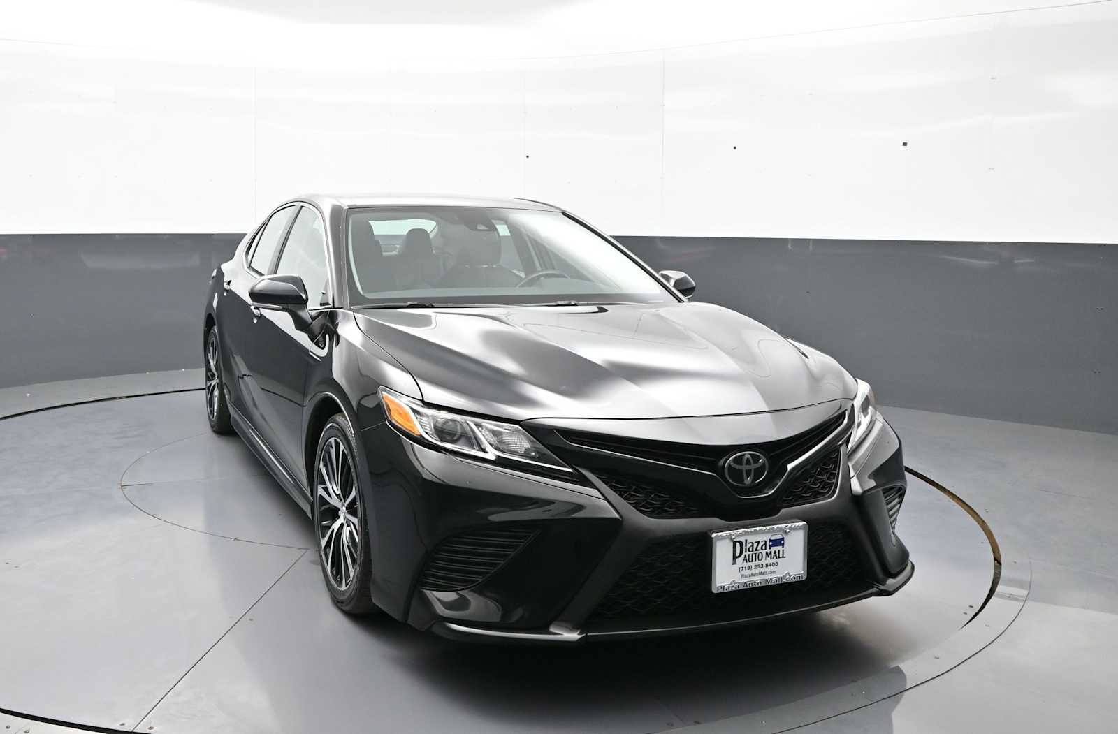 Certified 2019 Toyota Camry SE w/ Convenience Package FWD image 3