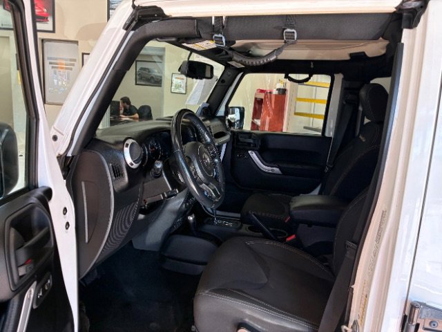 Used 2014 Jeep Wrangler Unlimited Sahara w/ Connectivity Group AWD/4WD image 18