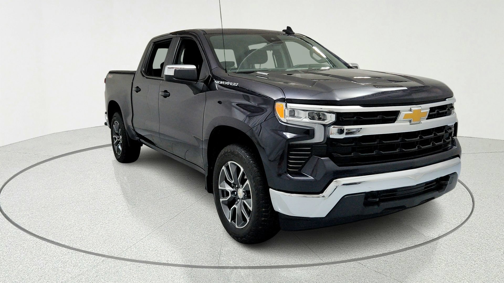 Used 2024 Chevrolet Silverado 1500 LT AWD/4WD image 7