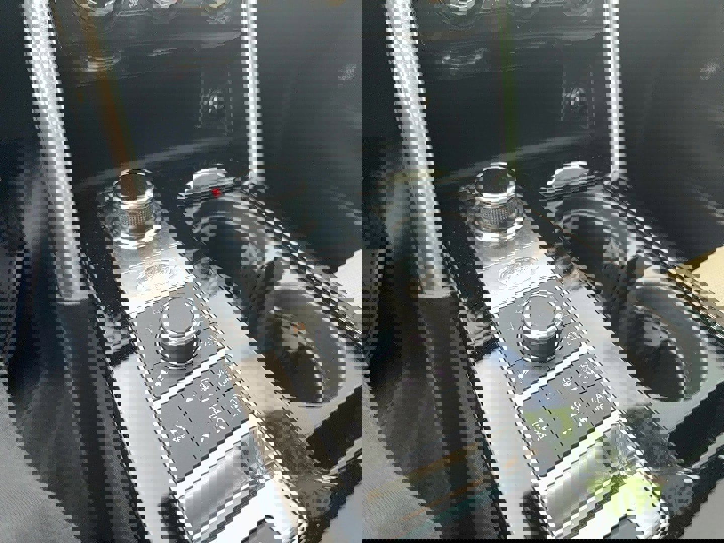 Used 2018 Land Rover Discovery HSE image 16