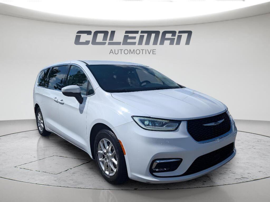 Used 2023 Chrysler Pacifica Touring-L FWD image 3