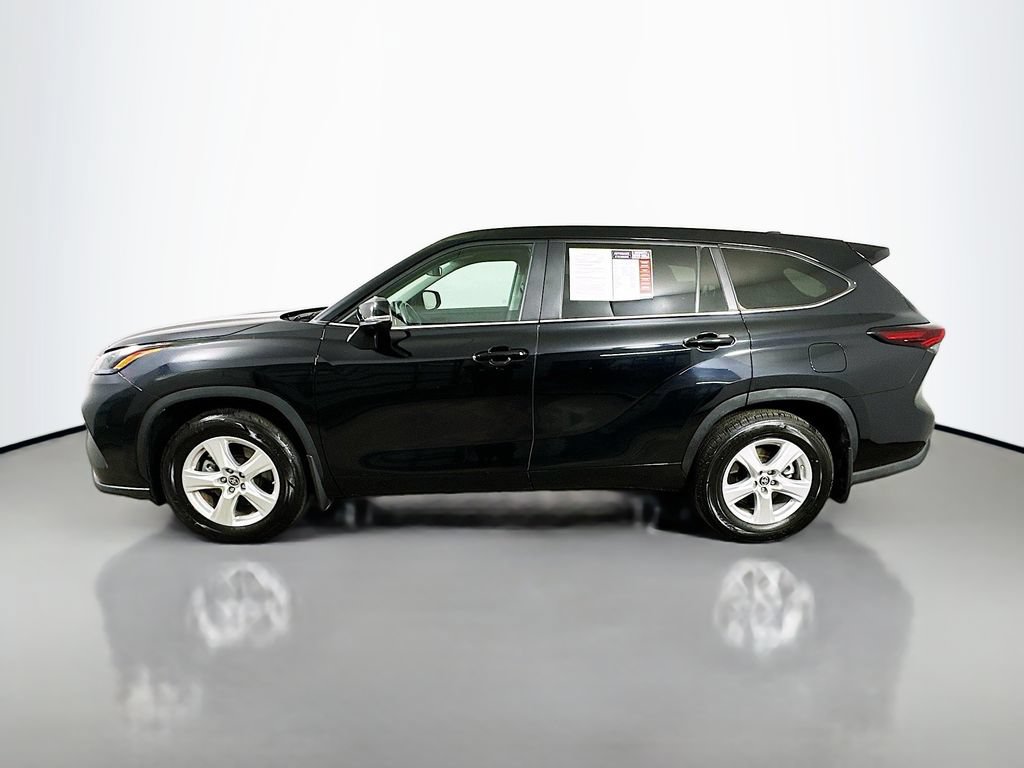 Used 2024 Toyota Highlander LE AWD/4WD image 5