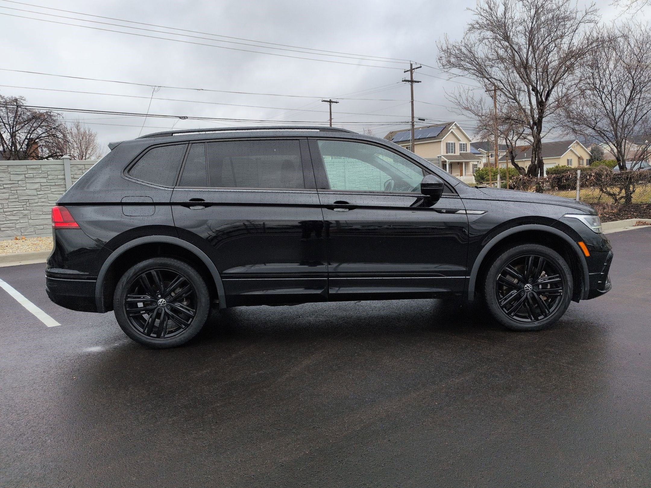 Certified 2022 Volkswagen Tiguan SE R-Line image 2