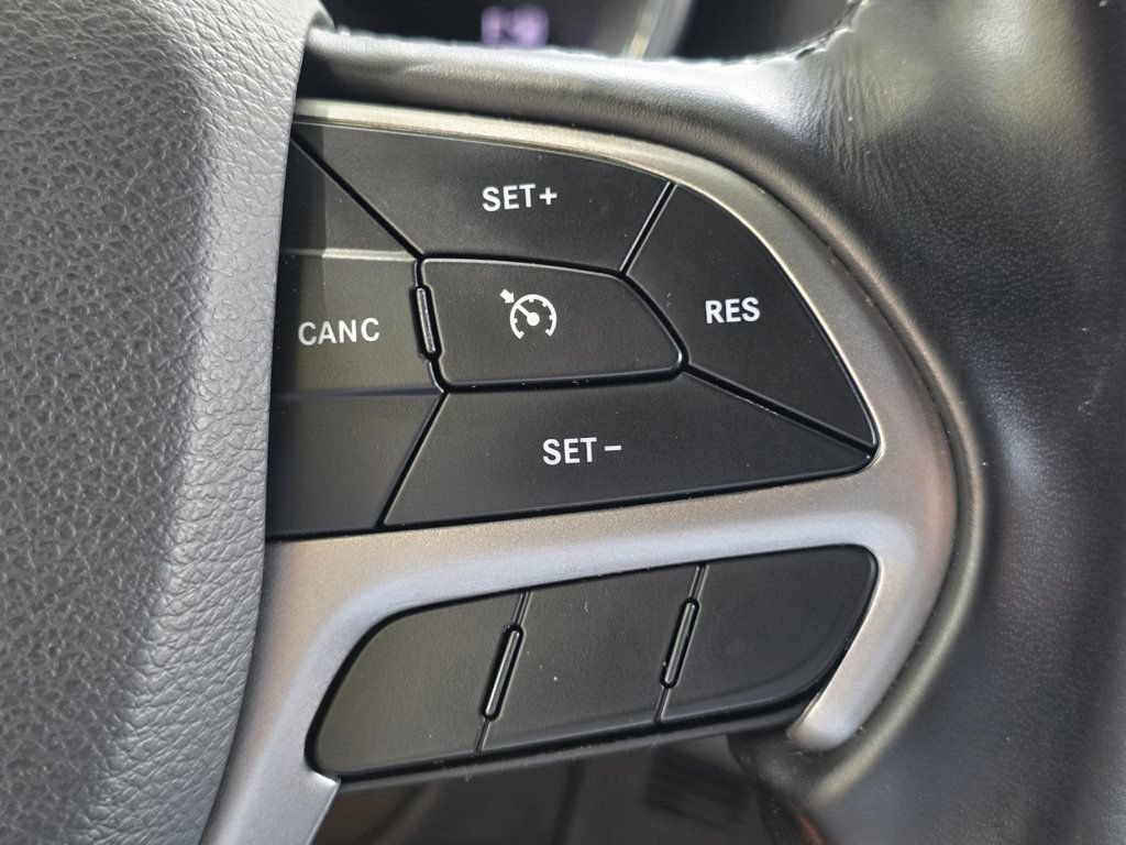 Used 2021 Jeep Grand Cherokee Laredo AWD/4WD image 22