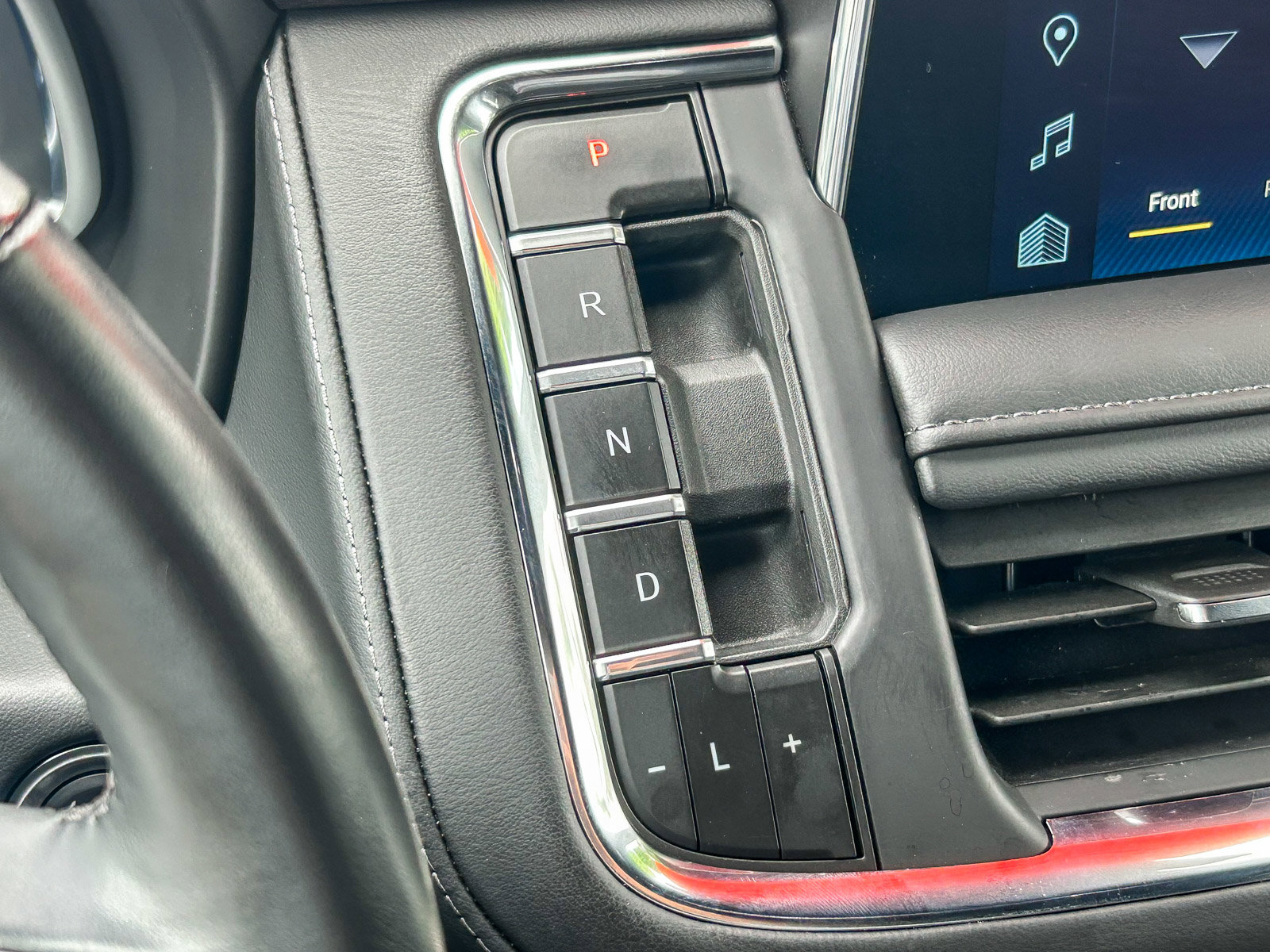 Used 2024 Chevrolet Suburban LT w/ Luxury Package image 19