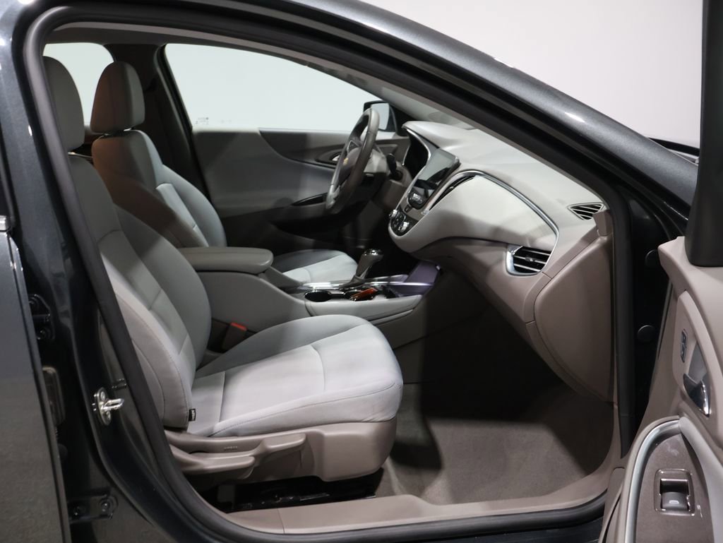 Used 2017 Chevrolet Malibu LT image 22