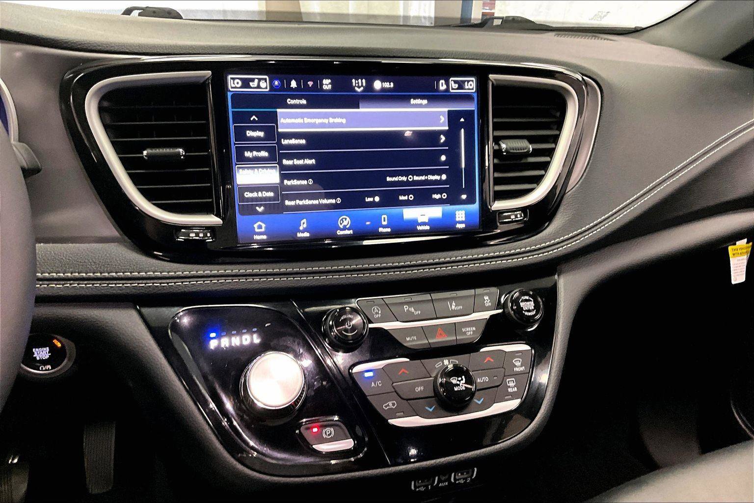 Used 2025 Chrysler Pacifica Select image 6