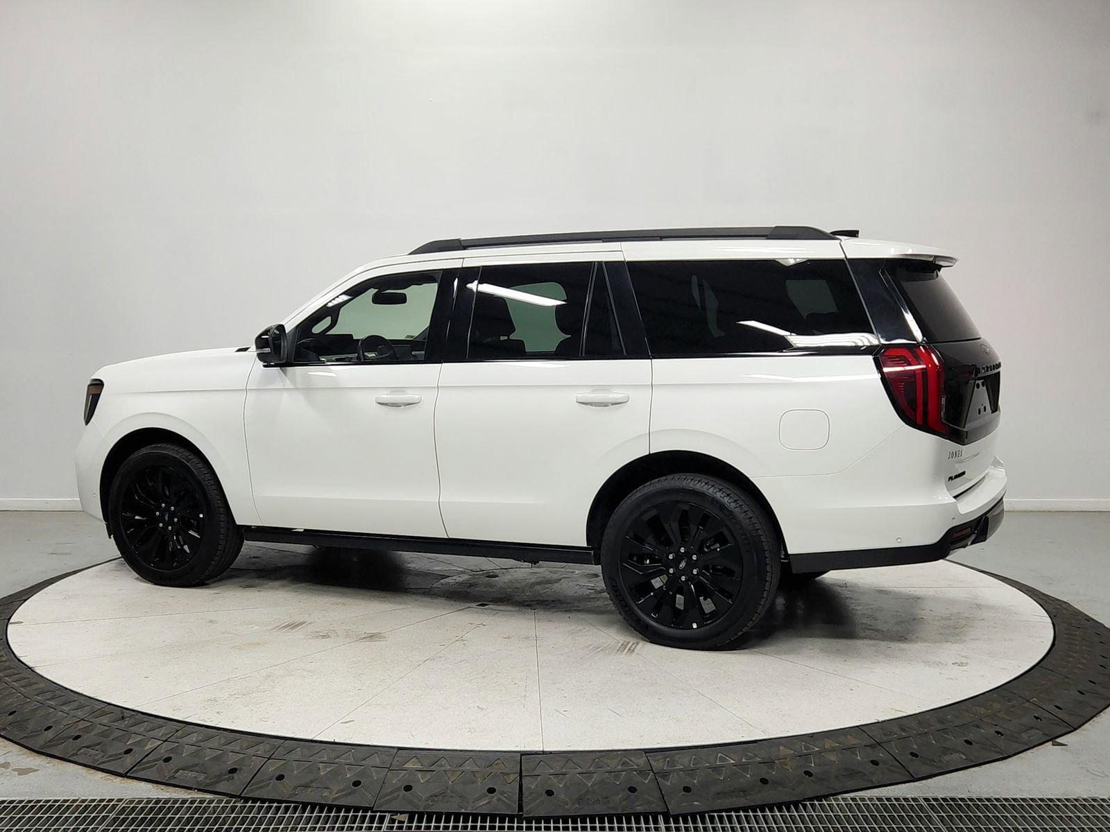 Used 2025 Ford Expedition Platinum w/ Stealth Appearance Package image 5