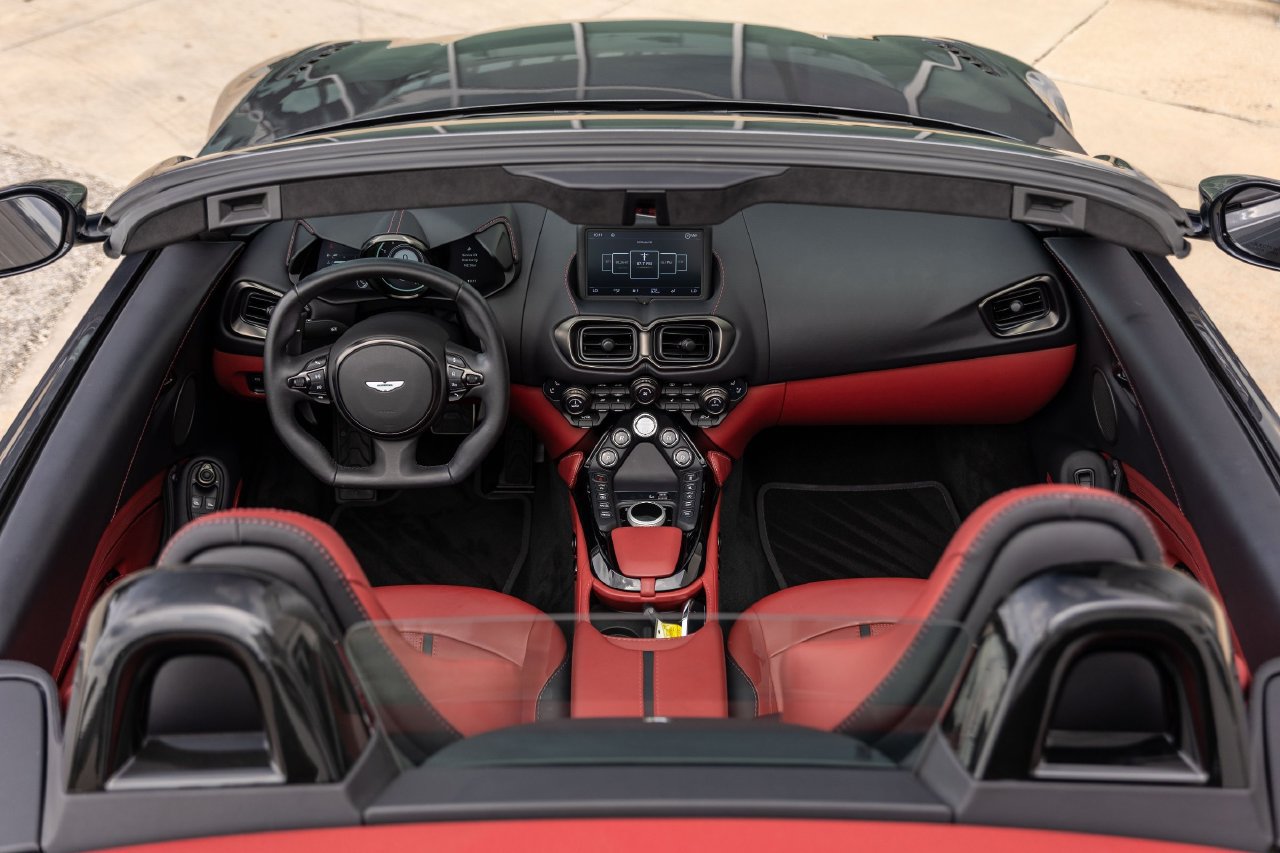 Used 2023 Aston Martin V8 Vantage Roadster RWD image 31