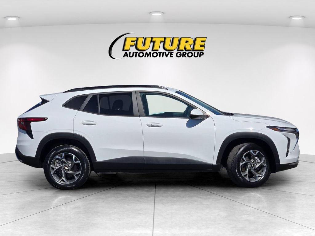 Used 2025 Chevrolet Trax LT w/ LT Convenience Package FWD image 3
