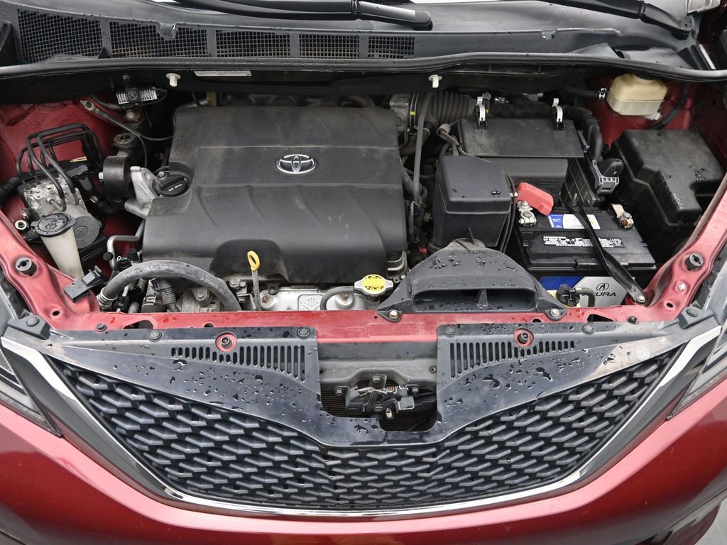 Used 2015 Toyota Sienna SE image 25