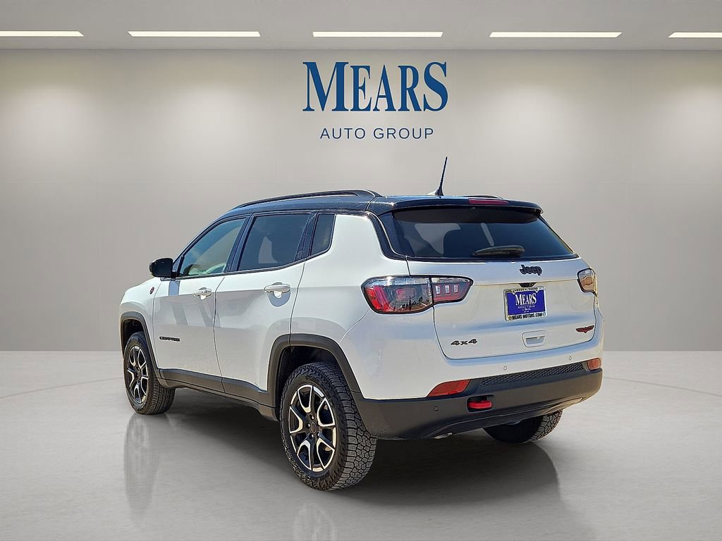 Used 2025 Jeep Compass Trailhawk AWD/4WD image 3