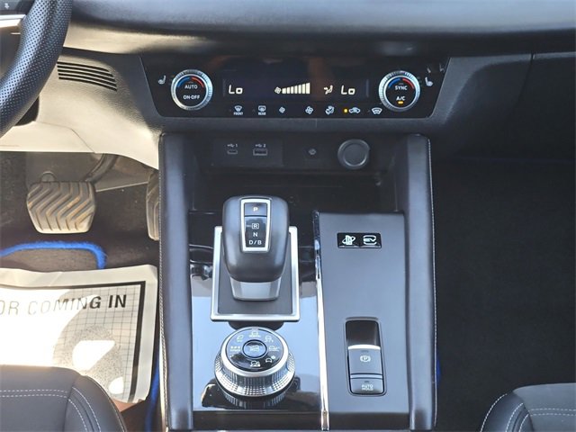 Used 2024 Mitsubishi Outlander SE image 16