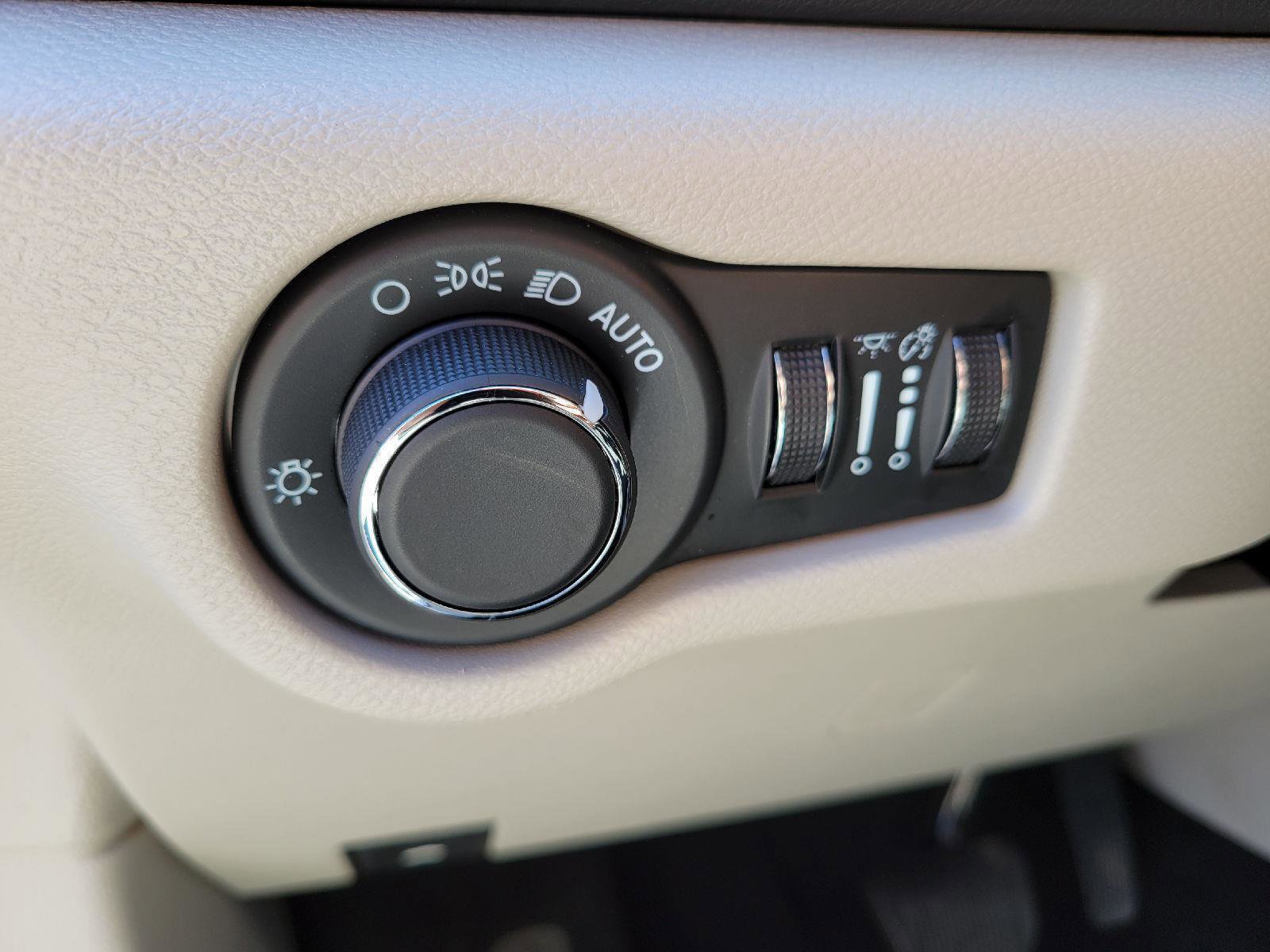 Used 2024 Chrysler Voyager LX image 10