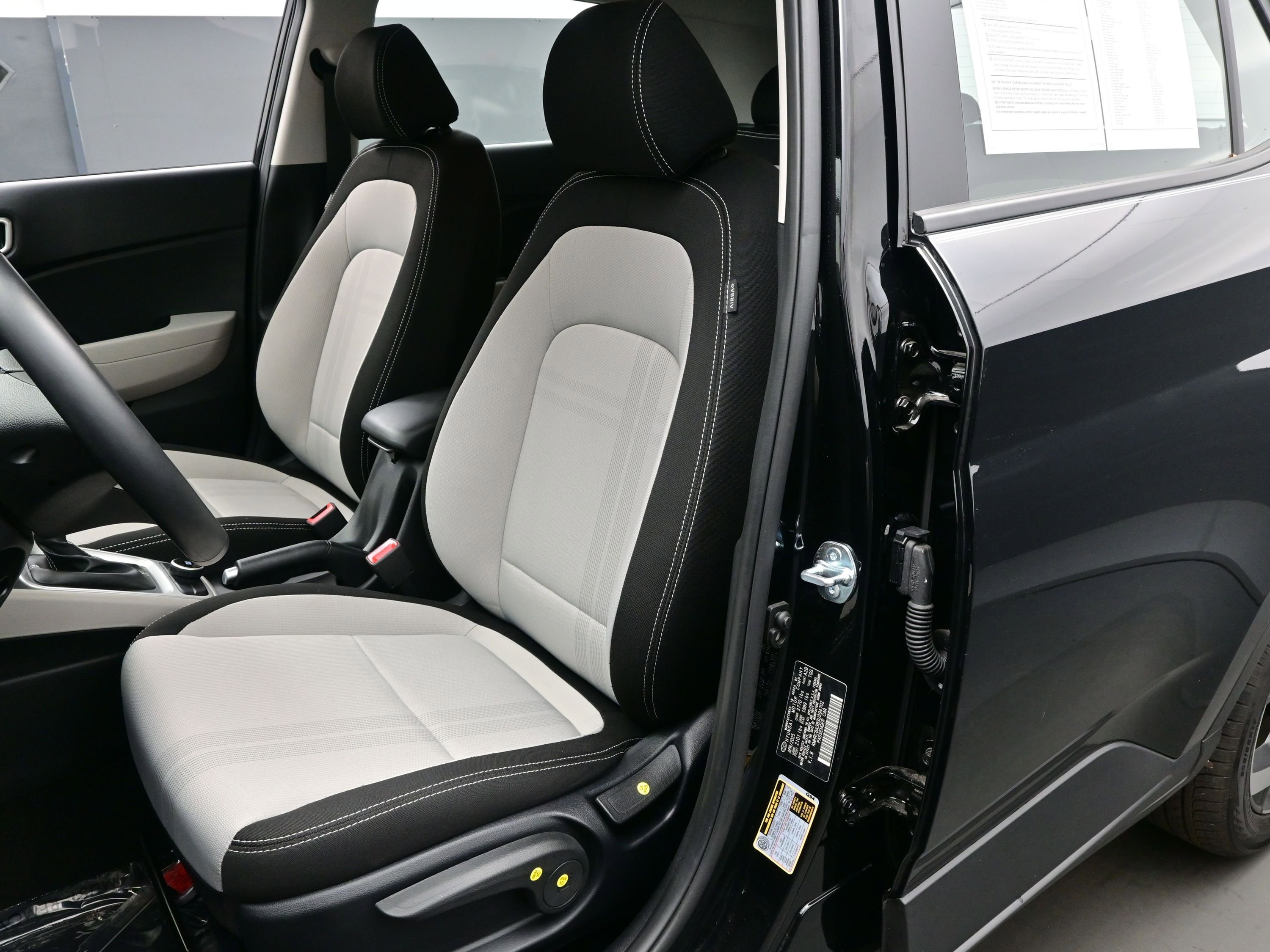 Certified 2025 Hyundai Venue SEL image 11