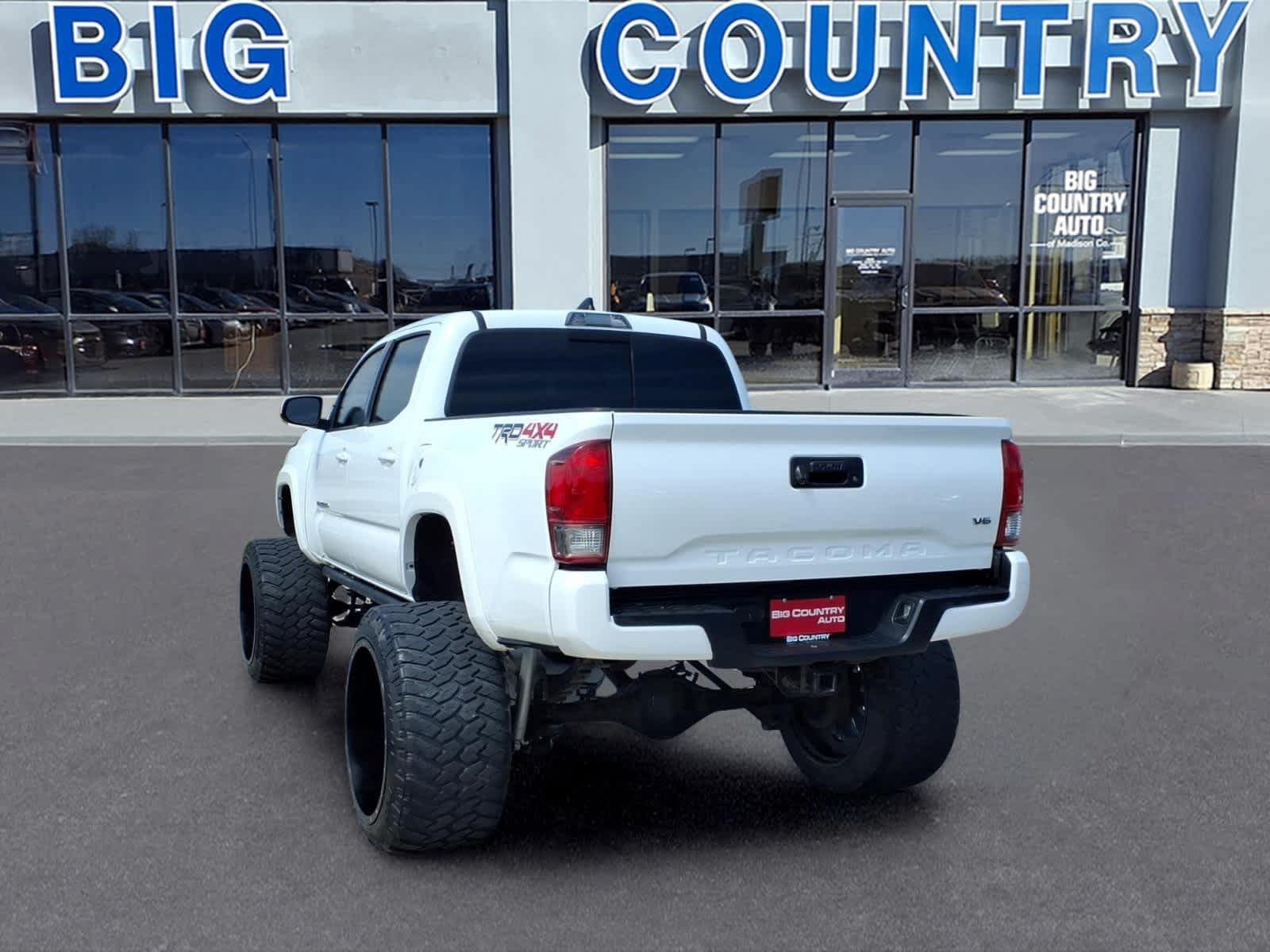 Used 2017 Toyota Tacoma TRD Sport w/ Tow Package (A/T) AWD/4WD image 7