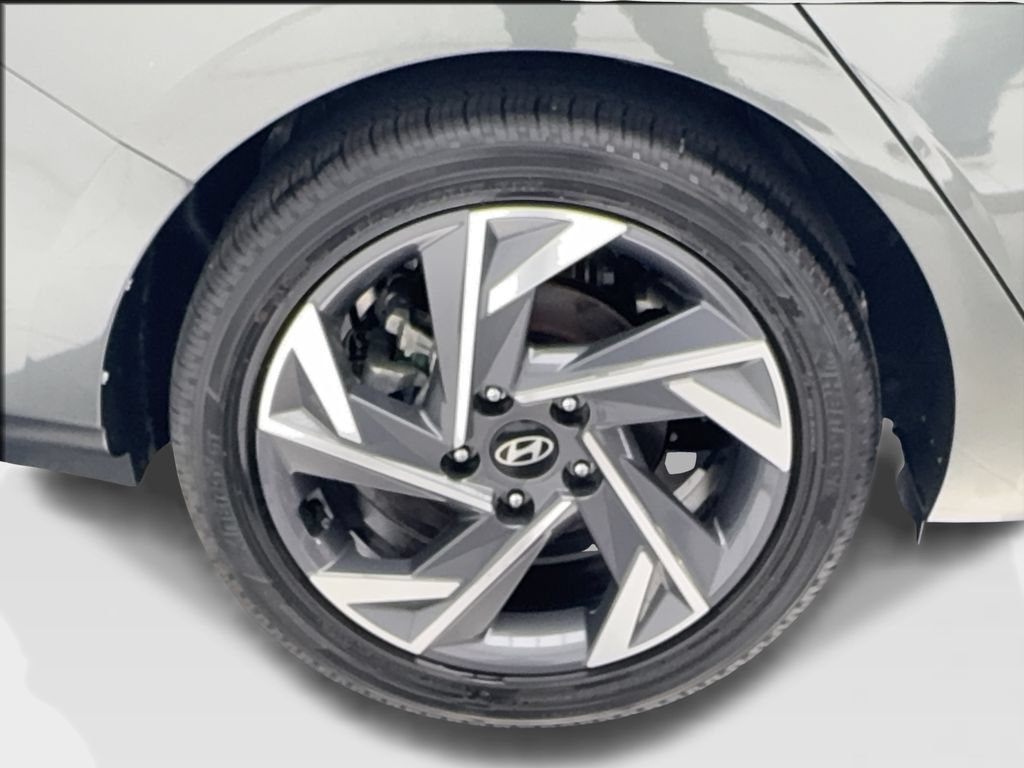 Used 2025 Hyundai Elantra Limited FWD image 14