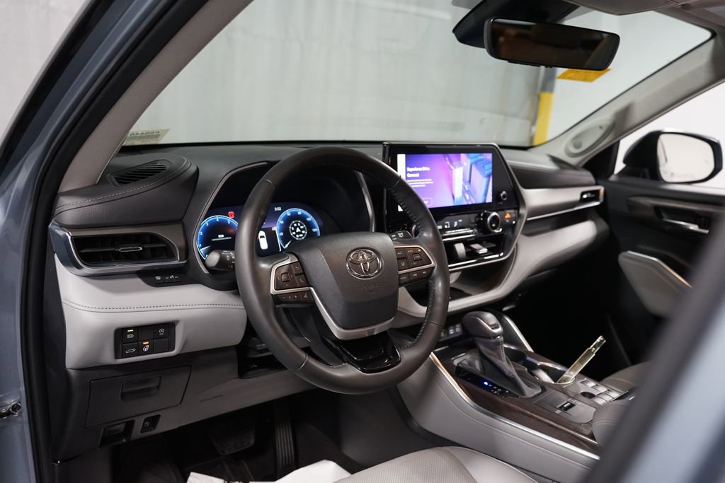 Used 2023 Toyota Highlander Limited image 11