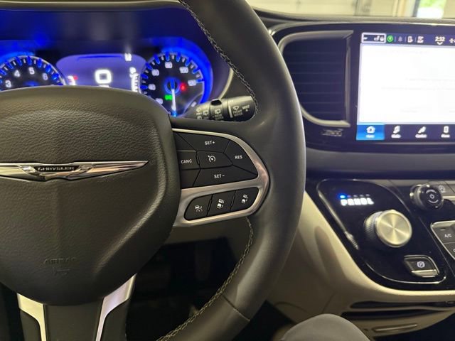 Used 2023 Chrysler Pacifica Touring-L image 16