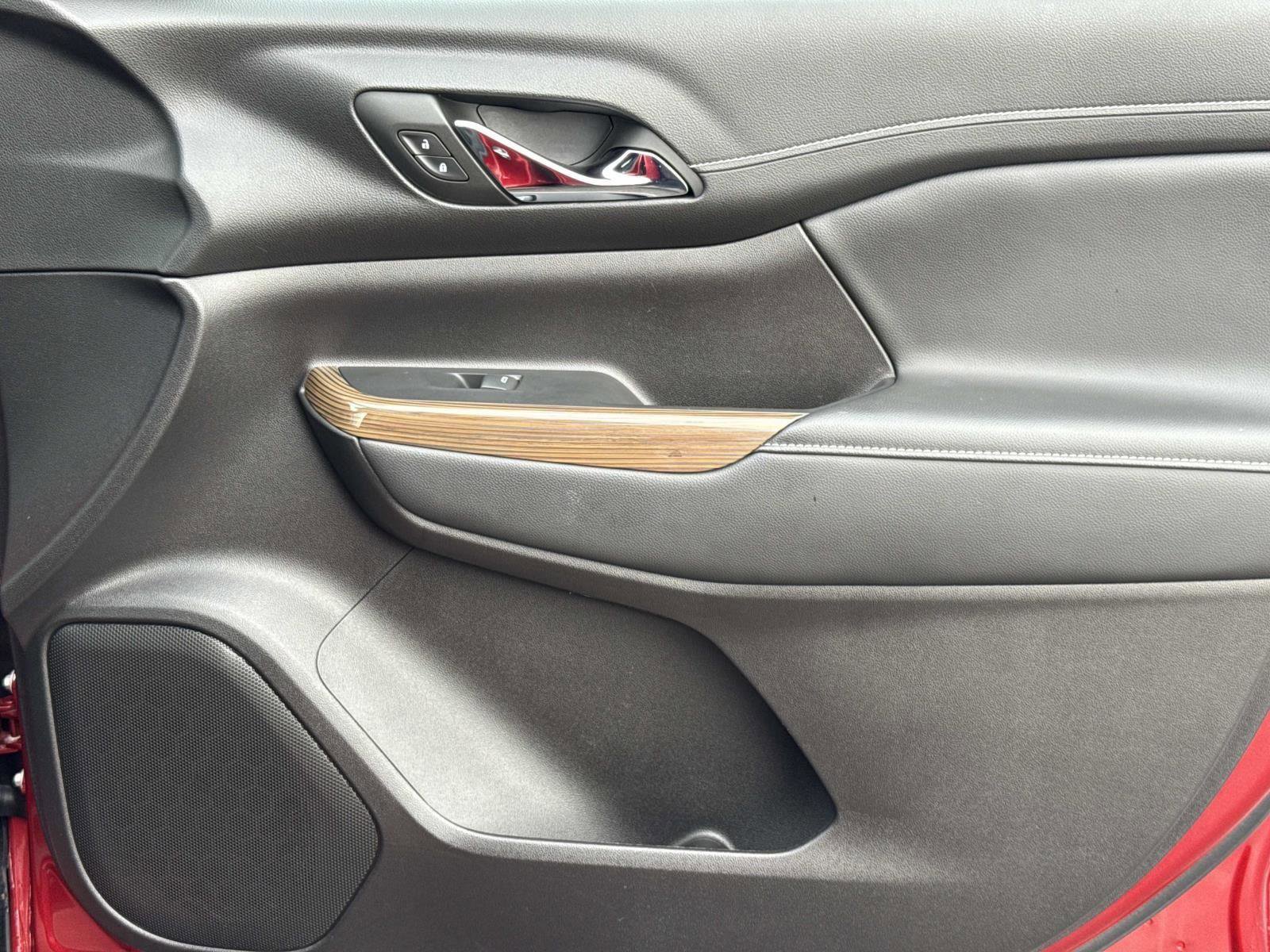 Used 2023 GMC Acadia SLE image 17