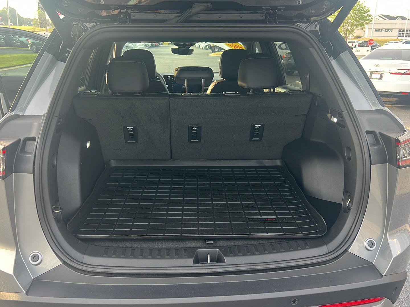 Used 2025 Chevrolet Equinox LT w/ Convenience Package II image 32