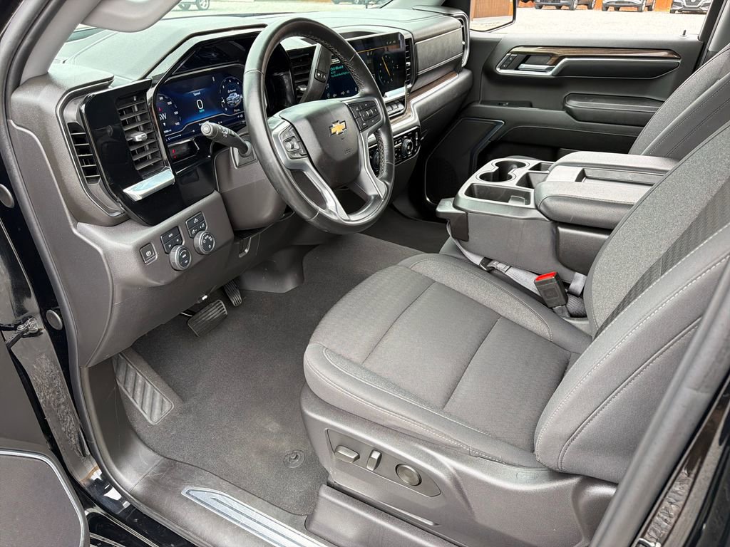 Used 2024 Chevrolet Silverado 1500 LT image 2