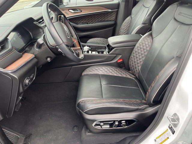 Used 2025 Jeep Grand Cherokee Summit AWD/4WD image 8