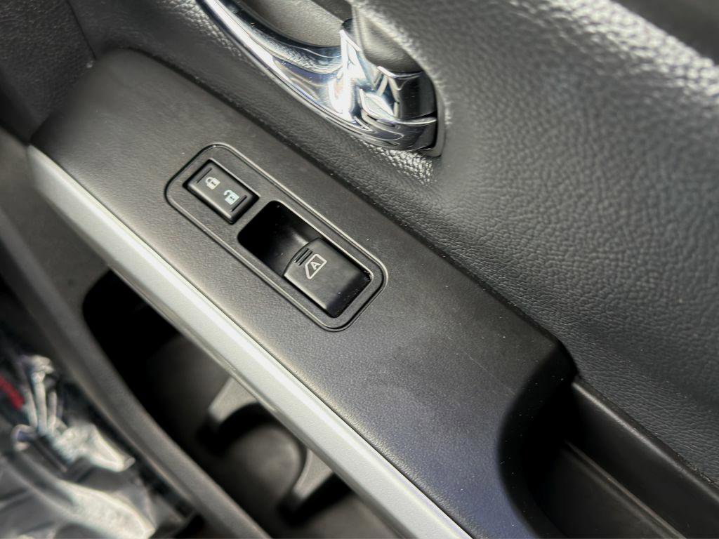 Used 2018 Nissan Titan PRO-4X w/ Pro-4x Utility Package image 15