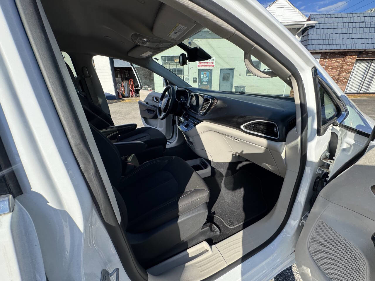 Used 2022 Chrysler Voyager LX image 56