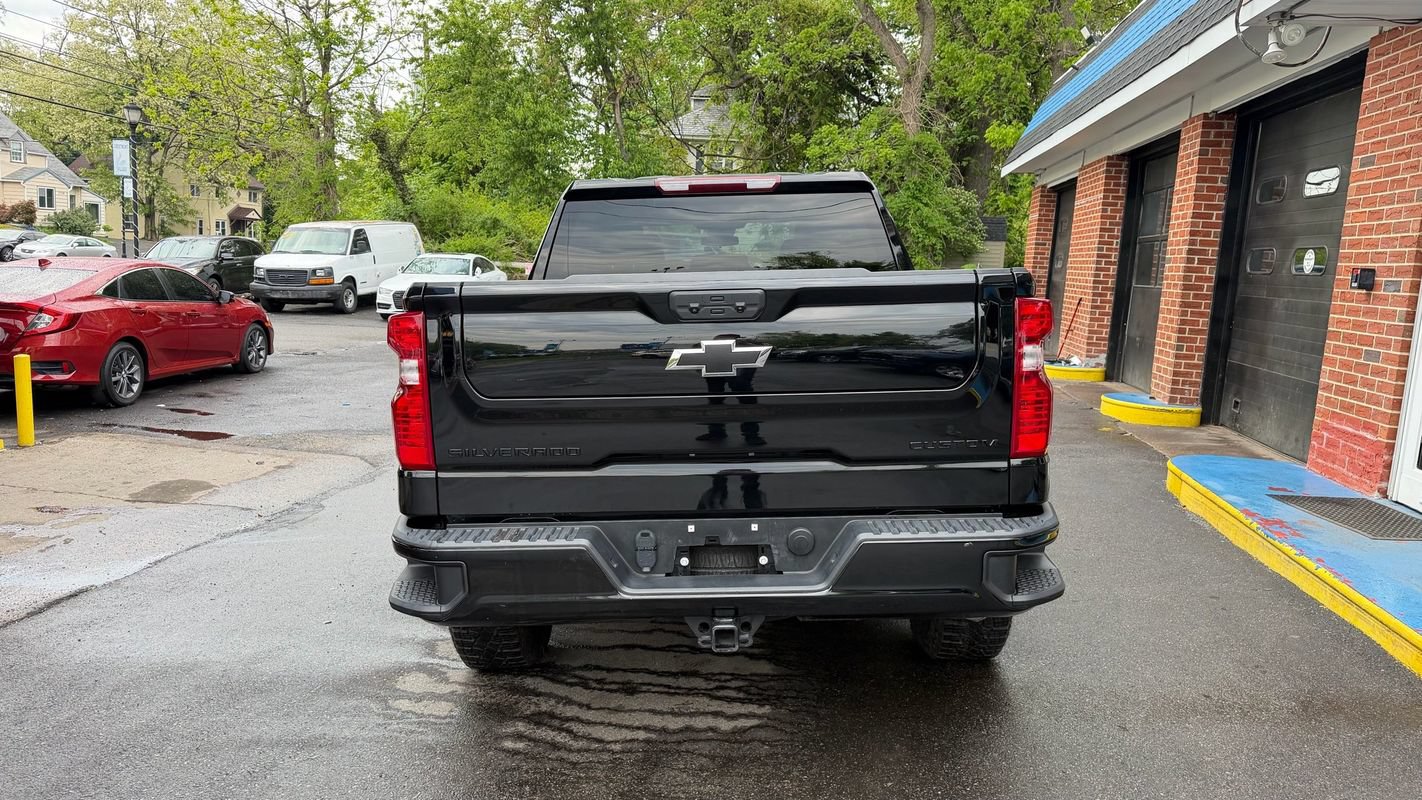 Used 2024 Chevrolet Silverado 1500 Custom Trail Boss w/ LPO, Dark Essentials Package AWD/4WD image 4
