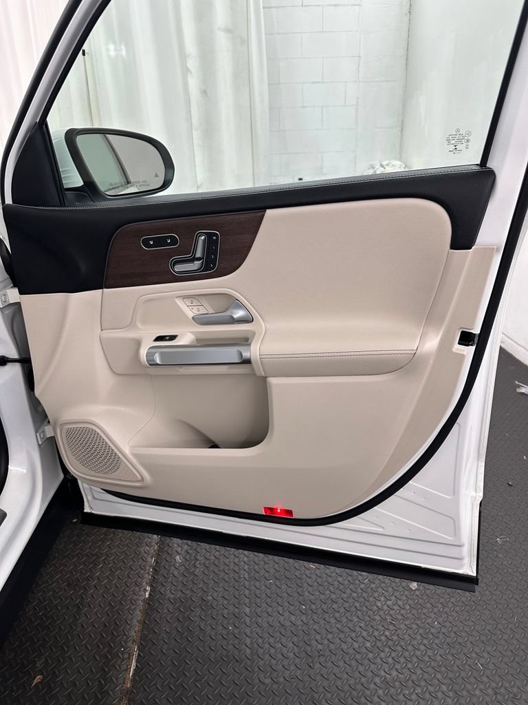 Used 2022 Mercedes-Benz GLB 250 4MATIC image 32