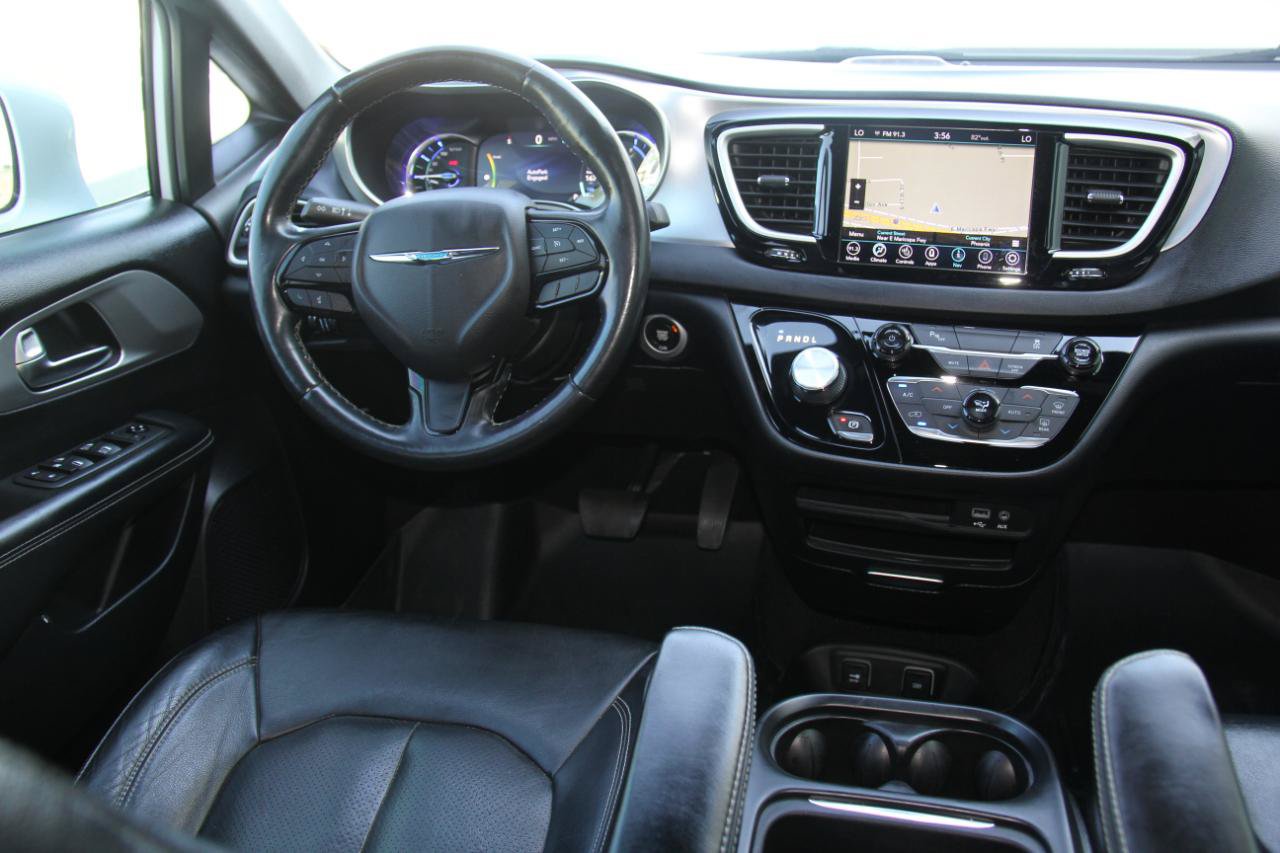 Used 2020 Chrysler Pacifica Touring-L w/ S Appearance Package FWD image 9