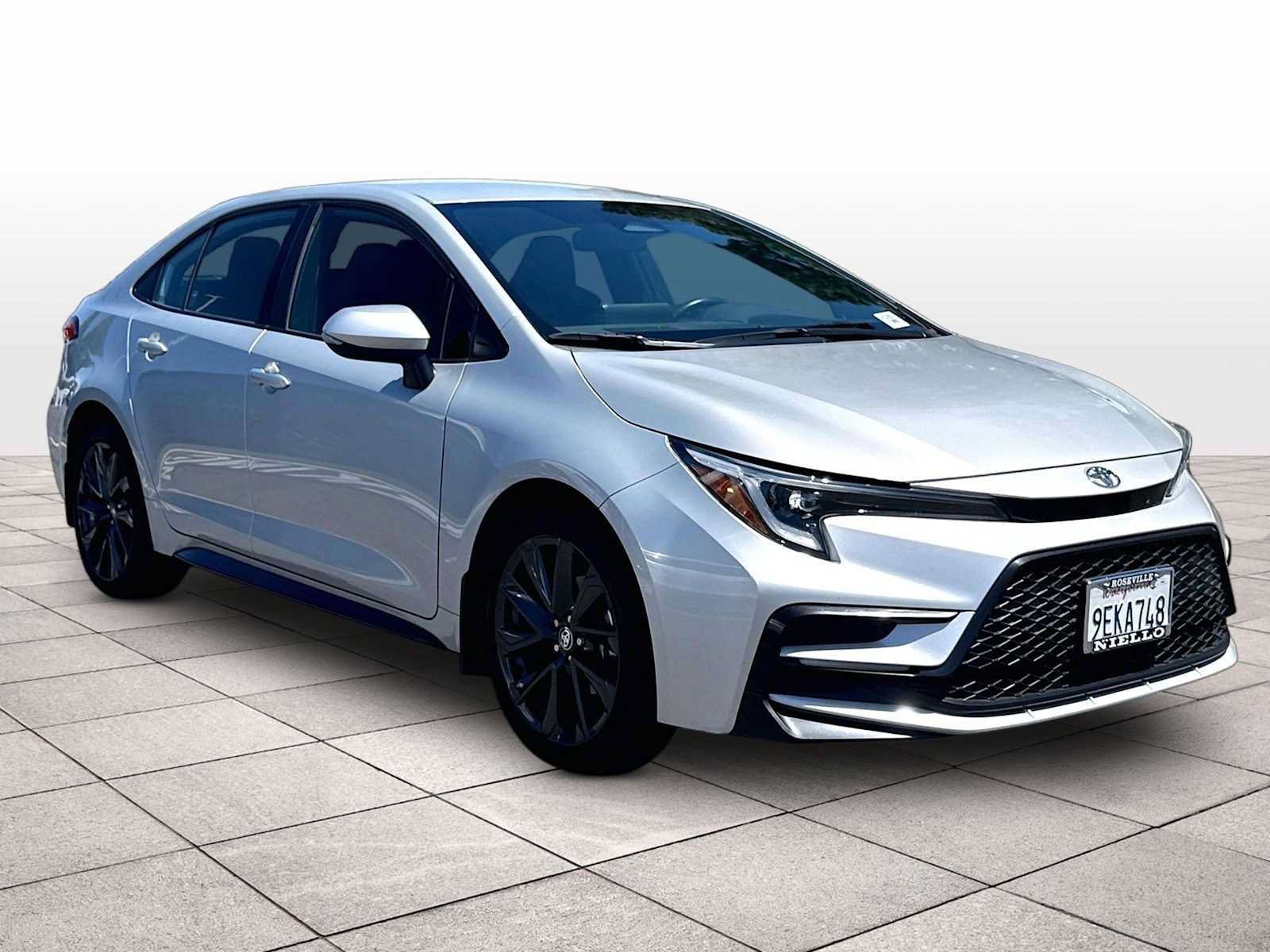 Used 2023 Toyota Corolla SE FWD image 2