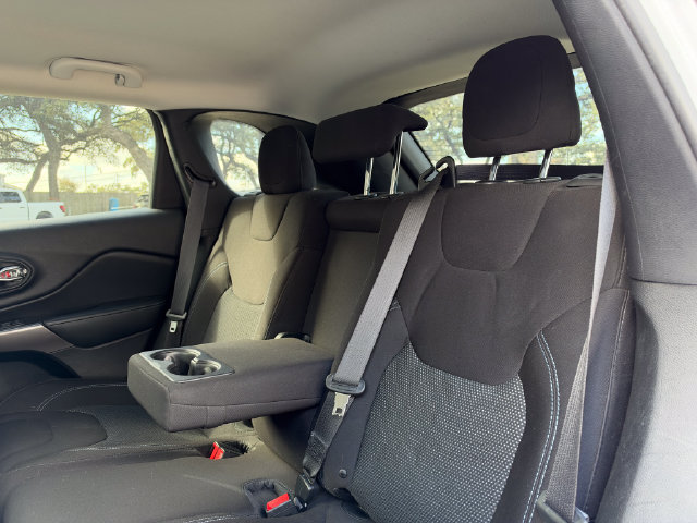 Used 2019 Jeep Cherokee Latitude w/ Popular Appearance Group FWD image 17