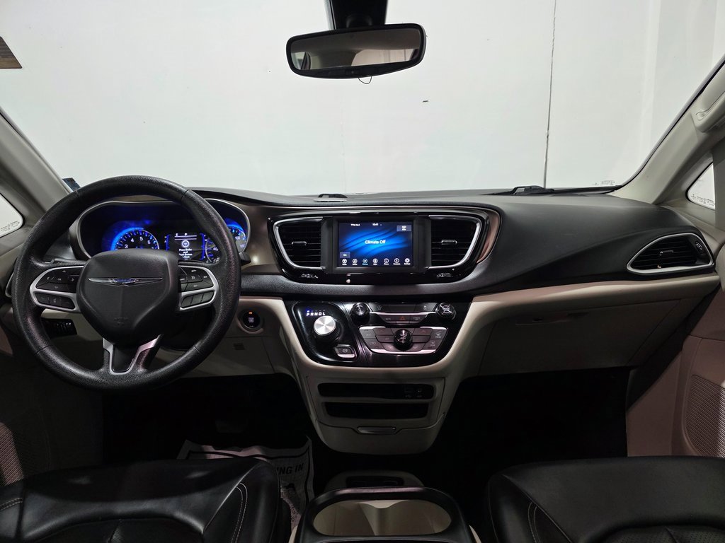 Used 2020 Chrysler Voyager Lxi image 2