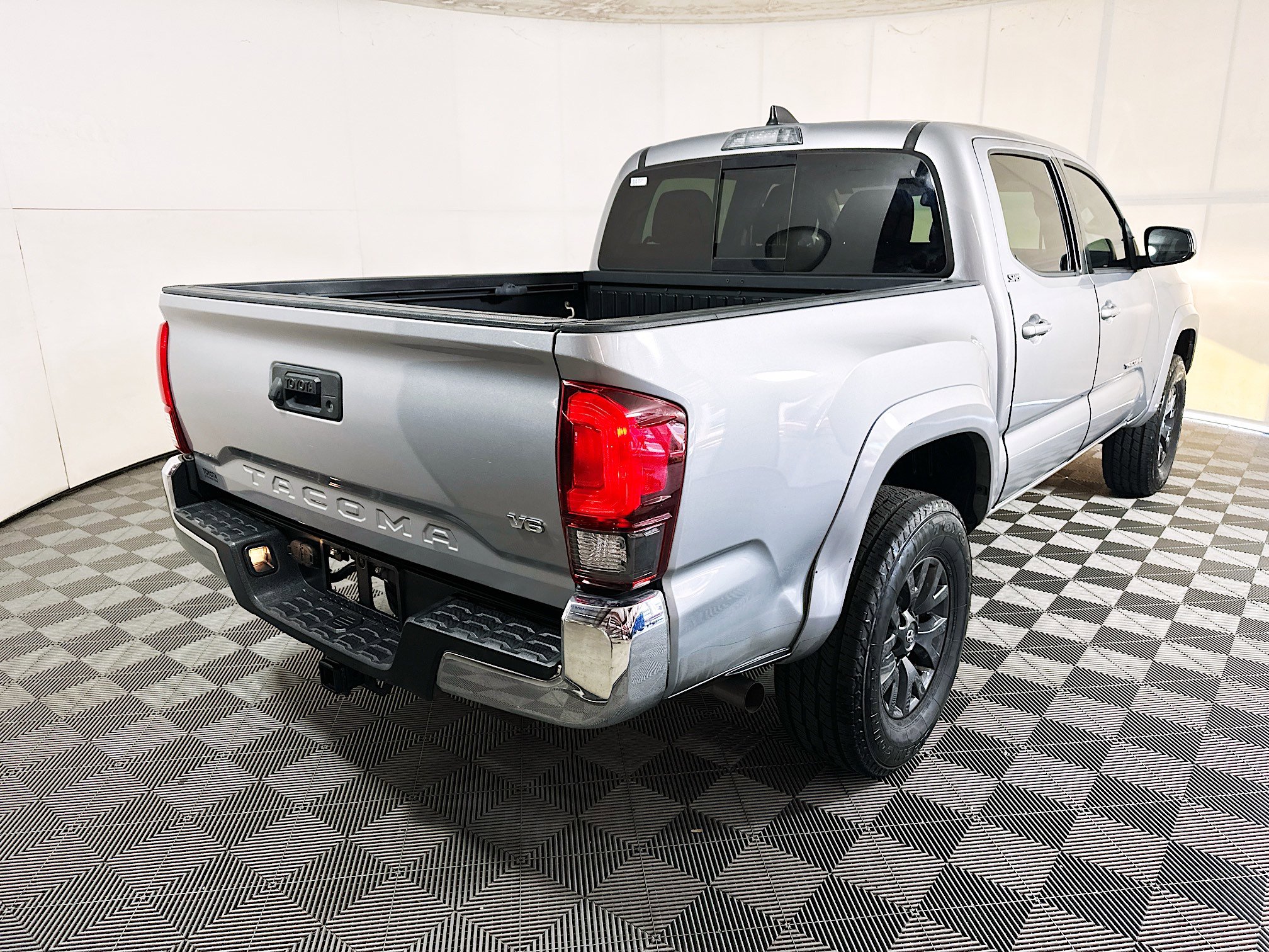 Used 2021 Toyota Tacoma SR5 RWD image 3