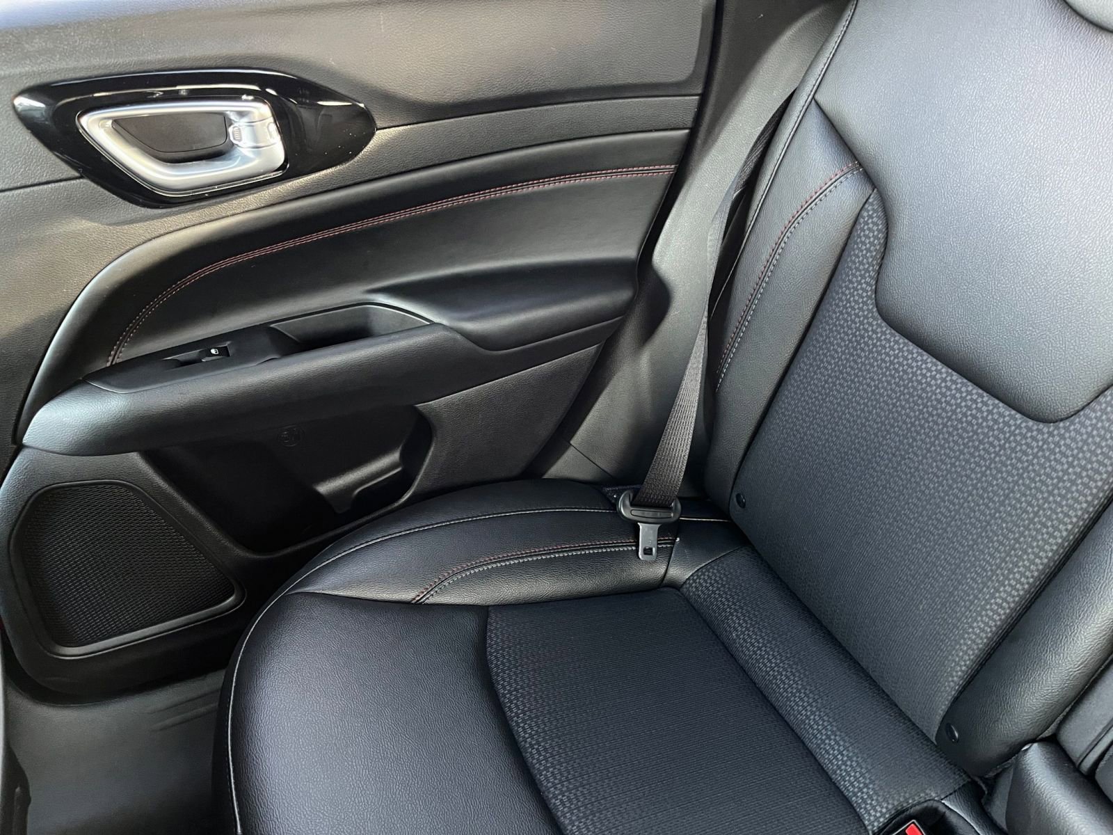 Used 2025 Jeep Compass Trailhawk image 39