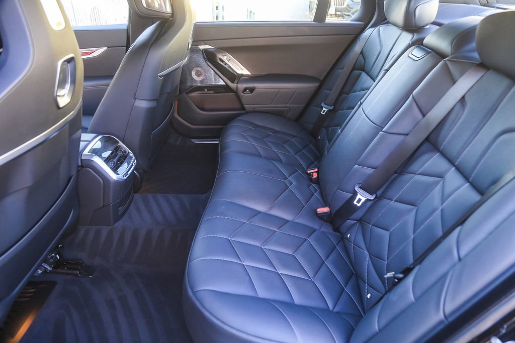 Used 2025 BMW 750e xDrive w/ Premium Package AWD/4WD image 15