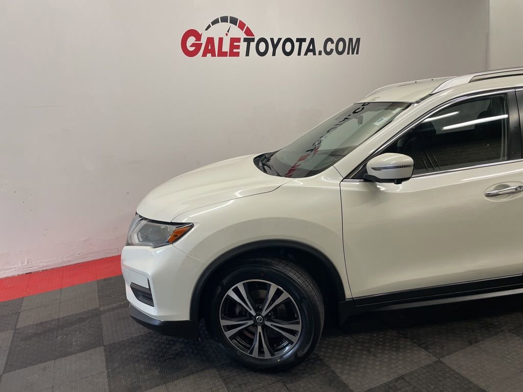 Used 2020 Nissan Rogue SV w/ Premium Package image 3