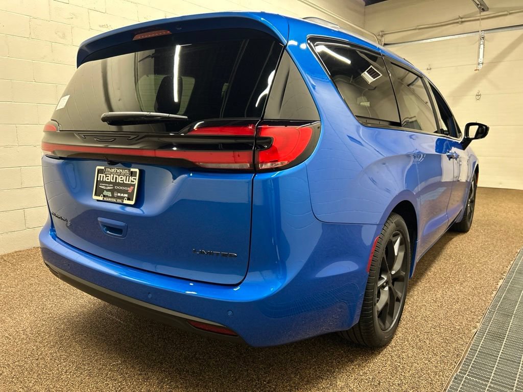 New 2027 Chrysler Pacifica Limited w/ S Appearance Package FWD image 2