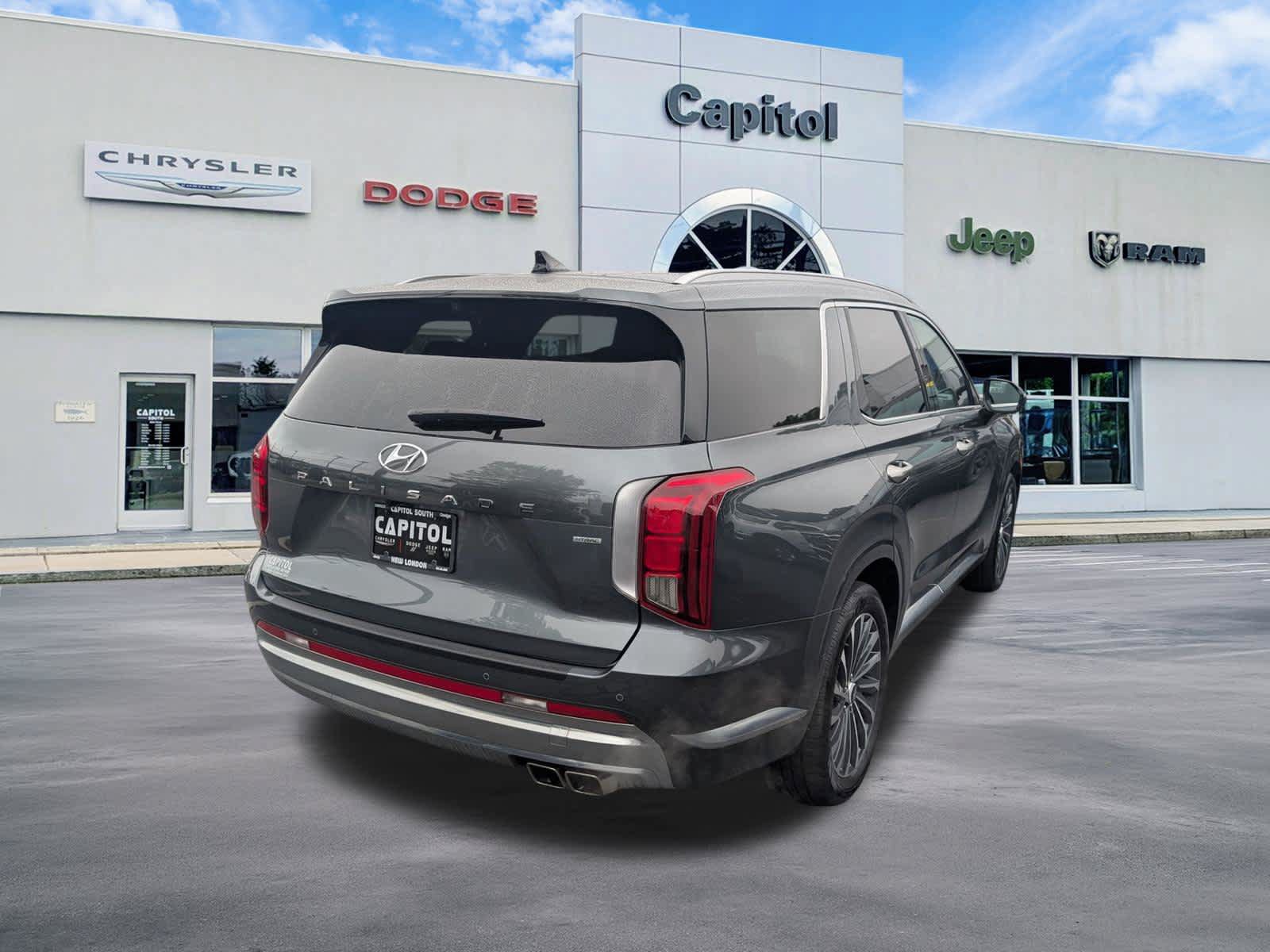 Used 2024 Hyundai Palisade Calligraphy AWD/4WD image 3
