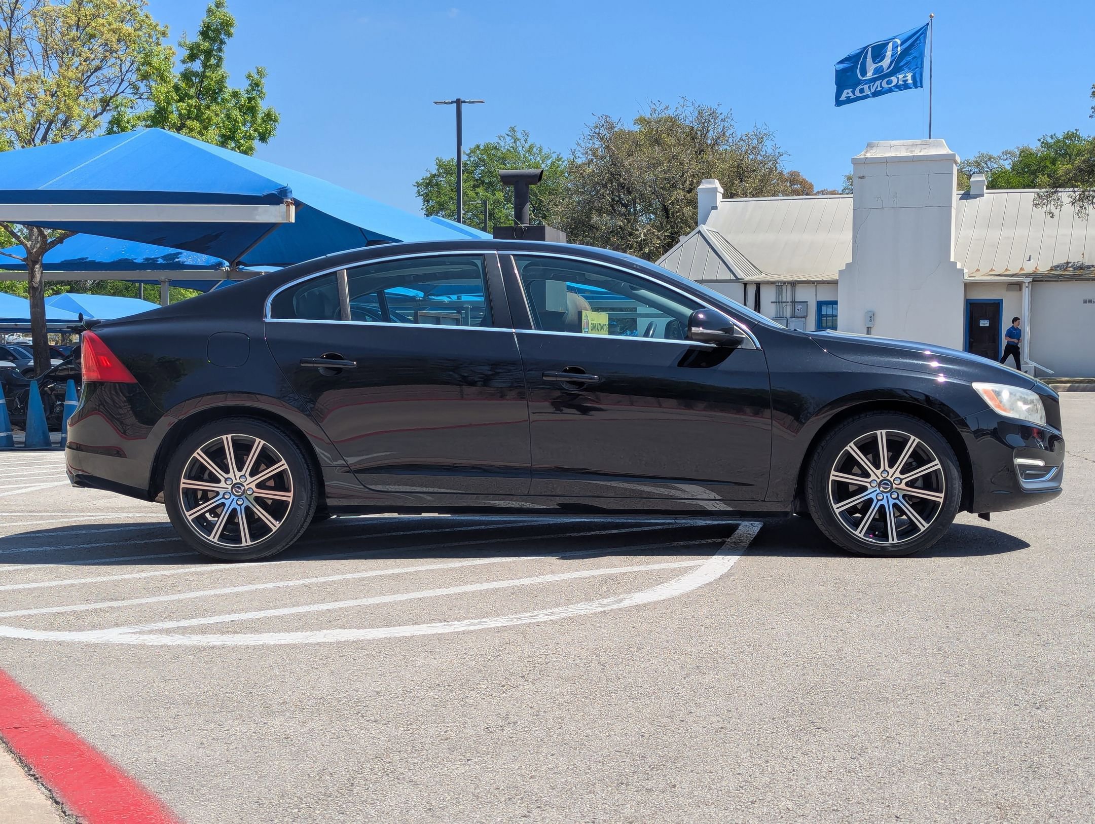 Used 2017 Volvo S60 T5 Inscription image 2