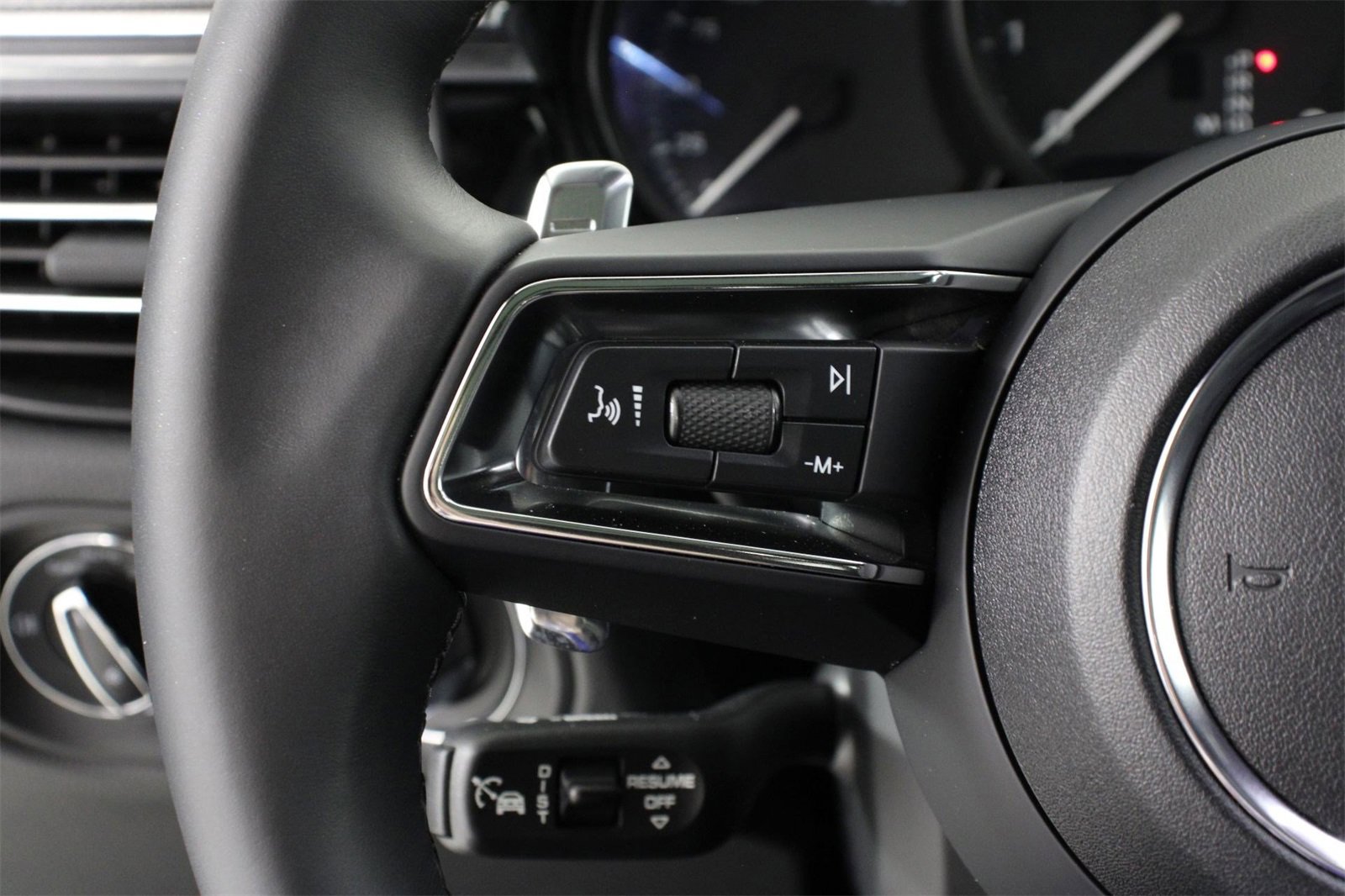 Used 2025 Porsche Macan image 14