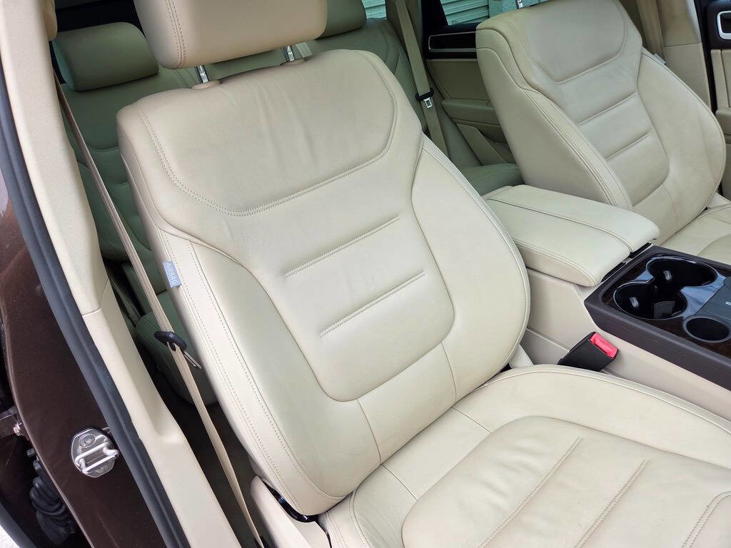 Used 2013 Volkswagen Touareg Executive AWD/4WD image 35