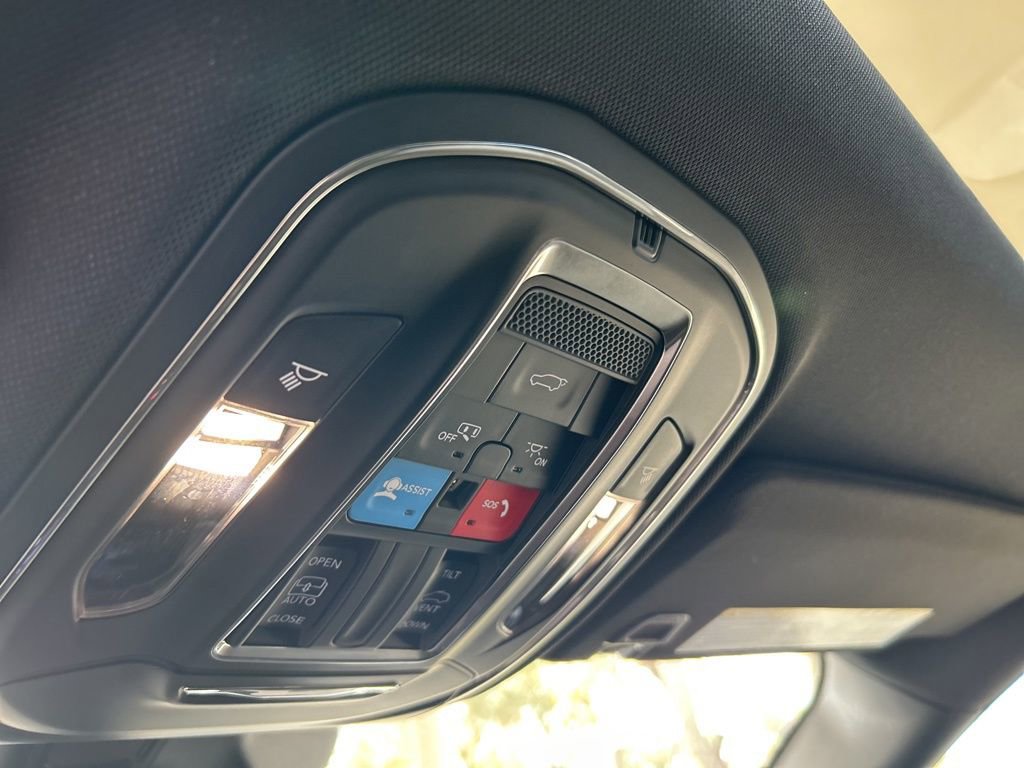 Used 2025 Jeep Grand Cherokee Altitude RWD image 46