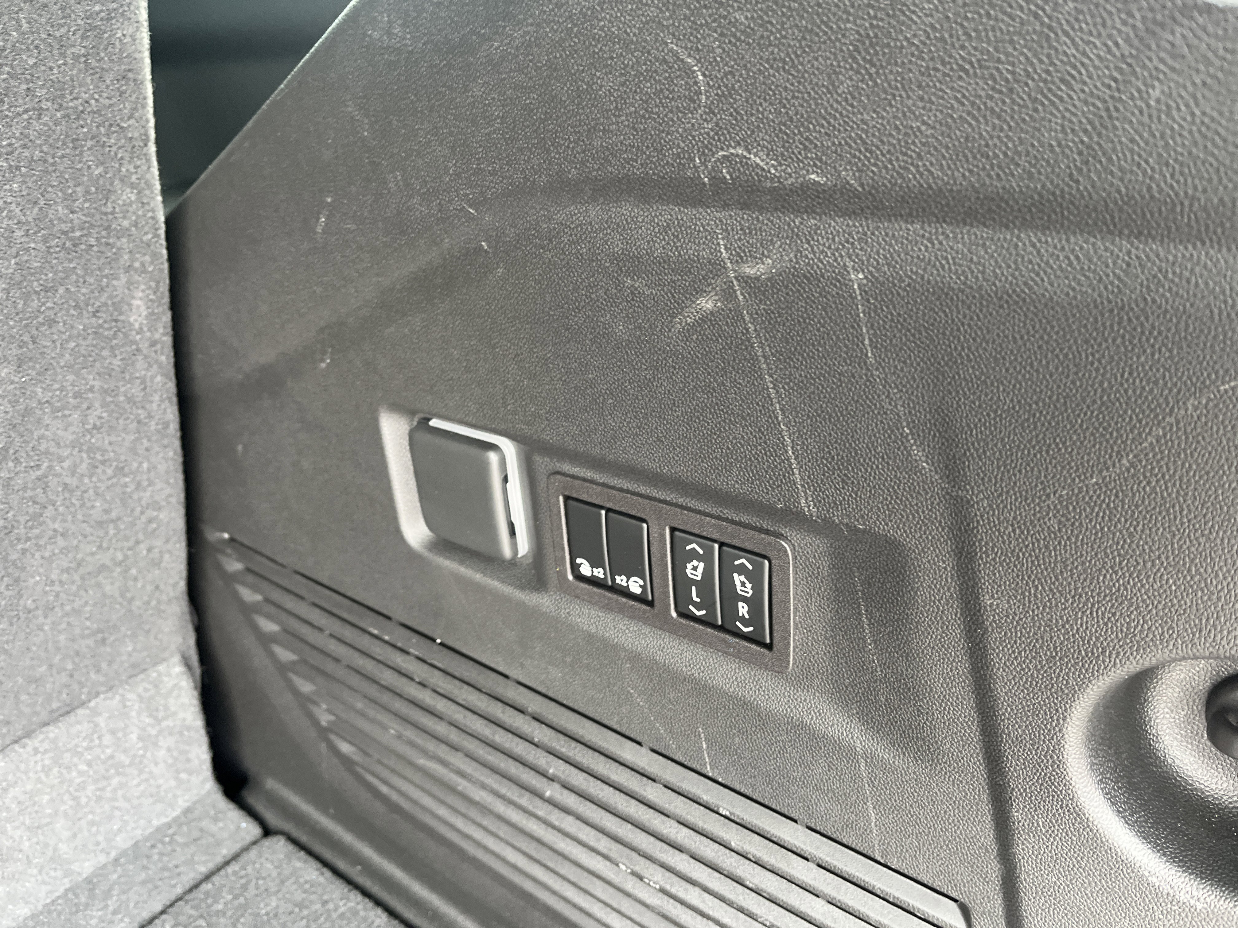 Used 2023 Chevrolet Tahoe Premier w/ Advanced Technology Package image 27