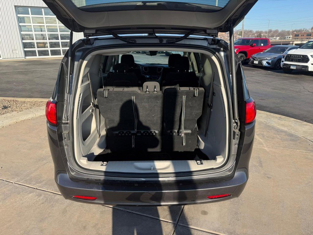 Used 2023 Chrysler Voyager LX image 7