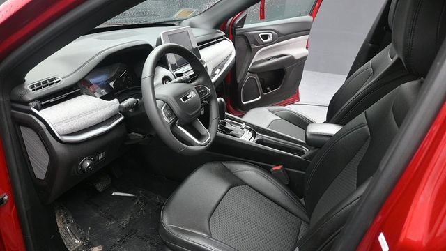 Used 2025 Jeep Compass Latitude AWD/4WD image 14